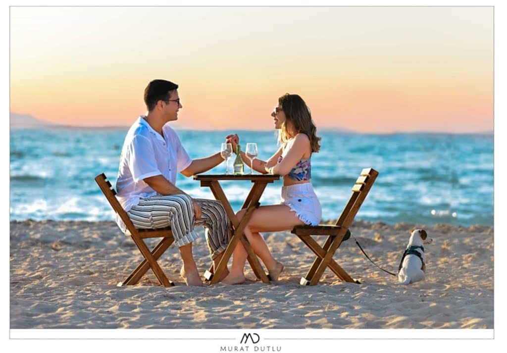 İzmir düğün fotoğrafçısı, Alaçatı düğün fotoğrafçısı, İzmir dış çekim fotoğrafçı sahilde masa sandalye konsepti